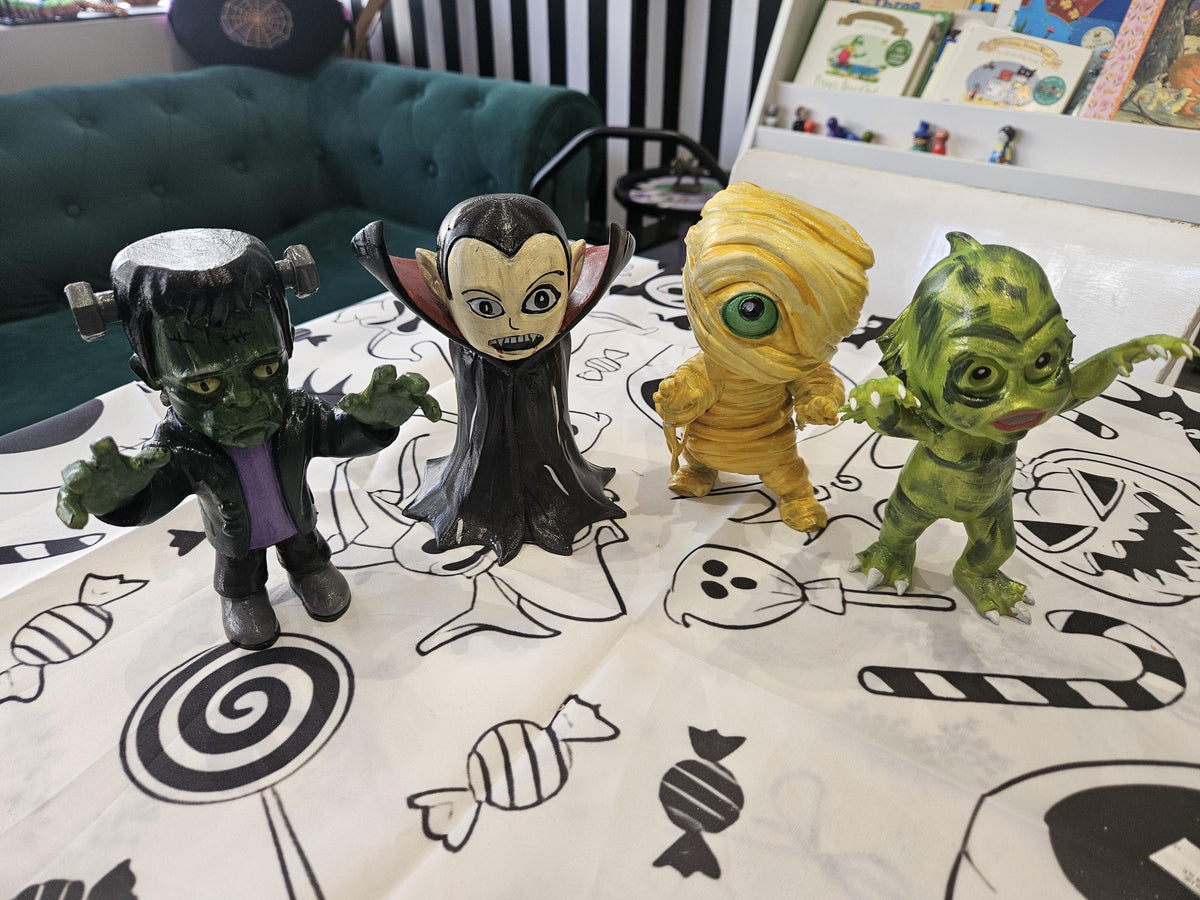 3d-Printed Dracula Paint Kit with figure, paints and brushes